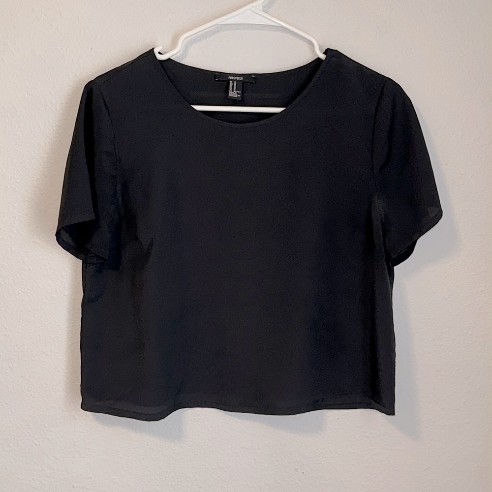 black cropped tee